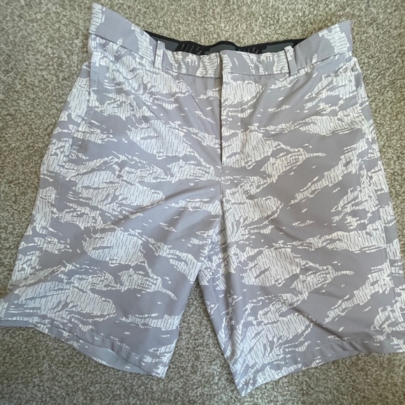 Nike Men's Gray Camouflage Cargo Shorts - Picture 1 of 4